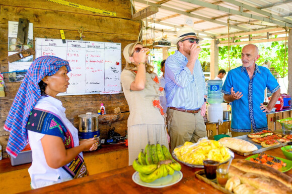 Le roi Willem Alexander et la reine Maxima, en visite d'état en Indonésie, posent sur L'île de Samosir, située sur le lac Toba le 12 mars 2020.  Sumatra, Indonesia - King Willem-Alexander and Queen Maxima of The Netherlands posing at the Toba Samosir during their State Visit to Indonesia.11/03/2020 - Sumatra