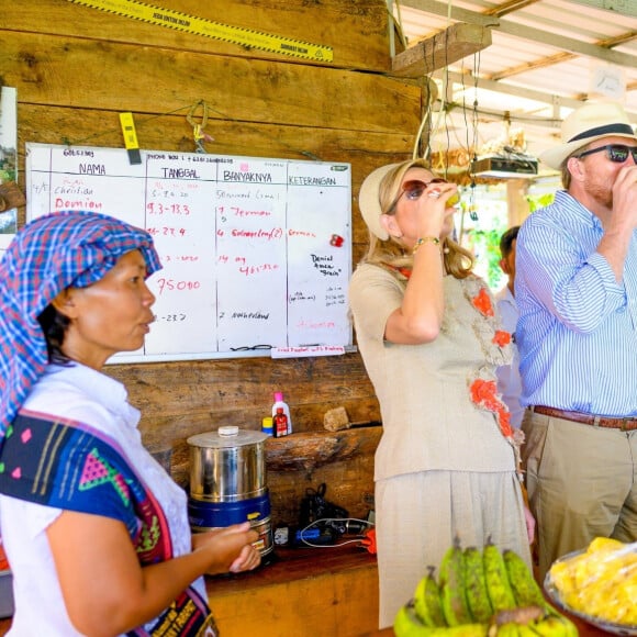 Le roi Willem Alexander et la reine Maxima, en visite d'état en Indonésie, posent sur L'île de Samosir, située sur le lac Toba le 12 mars 2020.  Sumatra, Indonesia - King Willem-Alexander and Queen Maxima of The Netherlands posing at the Toba Samosir during their State Visit to Indonesia.11/03/2020 - Sumatra