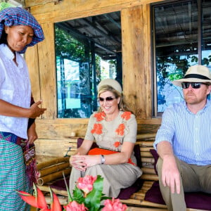 Le roi Willem Alexander et la reine Maxima, en visite d'état en Indonésie, posent sur L'île de Samosir, située sur le lac Toba le 12 mars 2020.  Sumatra, Indonesia - King Willem-Alexander and Queen Maxima of The Netherlands posing at the Toba Samosir during their State Visit to Indonesia.11/03/2020 - Sumatra