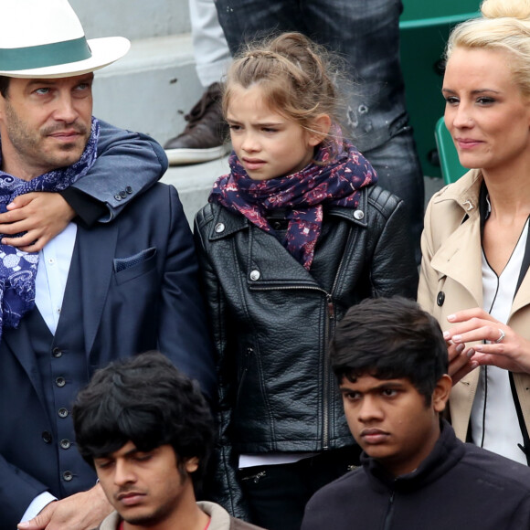 Veuillez flouter le visage des enfants avant publication - Elodie Gossuin avec son mari Bertrand Lacherie et leurs enfants Rose et Jules dans les tribunes des internationaux de France de Roland Garros à Paris le 4 juin 2016. © Moreau - Jacovides / Bestimage