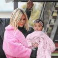 Exclusif - Khloe Kardashian est allée déjeuner avec sa fille True à Calabasas. Khloe porte un manteau rose Teddy Bear. Le 2 mars 2019 F