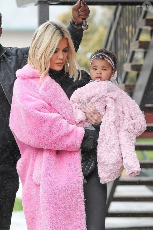Exclusif - Khloe Kardashian est allée déjeuner avec sa fille True à Calabasas. Khloe porte un manteau rose Teddy Bear. Le 2 mars 2019 F