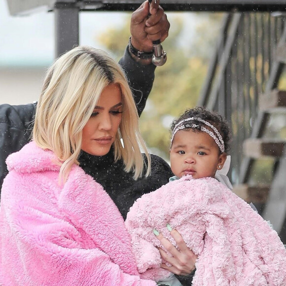 Exclusif - Khloe Kardashian est allée déjeuner avec sa fille True à Calabasas. Khloe porte un manteau rose Teddy Bear. Le 2 mars 2019 F