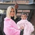 Exclusif - Khloe Kardashian est allée déjeuner avec sa fille True à Calabasas. Khloe porte un manteau rose Teddy Bear. Le 2 mars 2019