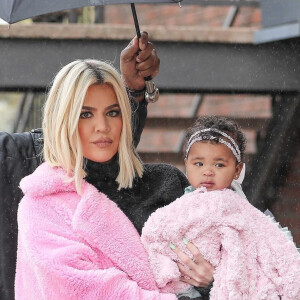 Exclusif - Khloe Kardashian est allée déjeuner avec sa fille True à Calabasas. Khloe porte un manteau rose Teddy Bear. Le 2 mars 2019