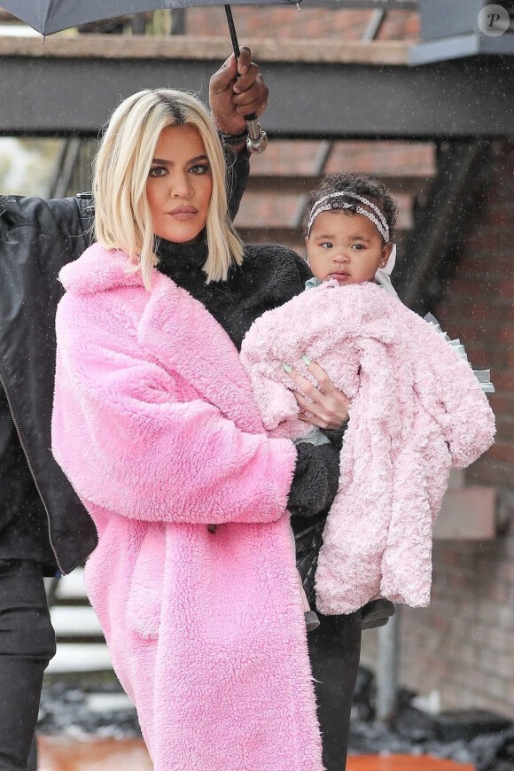 Exclusif - Khloe Kardashian est allée déjeuner avec sa fille True à Calabasas. Khloe porte un manteau rose Teddy Bear. Le 2 mars 2019