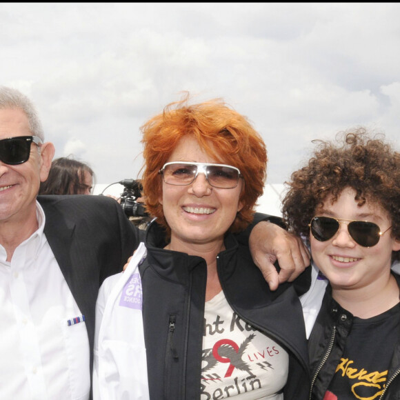 Véronique Genest avec son mari et leur fils - Prix du président de la République en partenariat avec "Action innocence". Paris. Le 15 juin 2008.