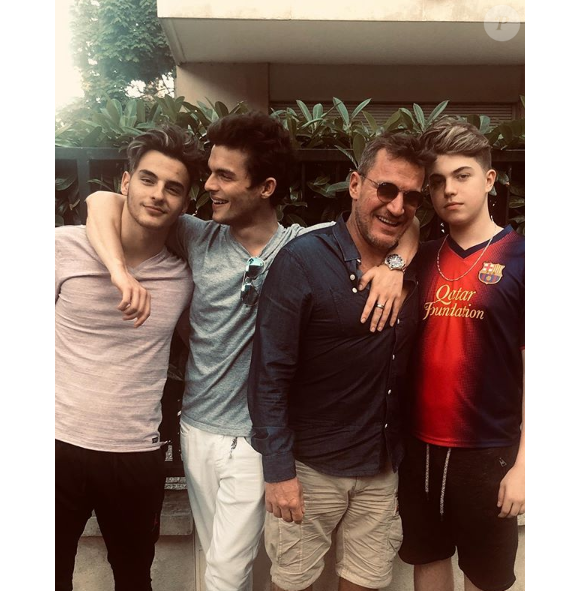 Benjamin Castaldi entouré de ses trois fils Julien (22 ans), Simon (19 ans) et Enzo (15 ans) à Paris, le 1er juillet 2019.