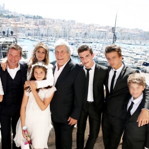 Exclusif - Aurore Aleman, ses deux filles Louise et Jade, Benjamin Castaldi,son père Jean-Pierre Castaldi, sa mère Catherine Allégret et ses trois fils Julien, Simon et Enzo - Terrasse de la Mairie - Mariage civil de Benjamin Castaldi et Aurore Aleman à la mairie de Marseille, le 27 août 2016. © Jacovides-Moreau/Bestimage