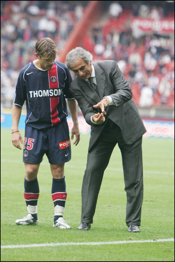 Jérôme Rothen et l'entraîneur du PSG Vahid Halilhodzic lors du match PSG/Saint-Etienne au Parc des princes le 30 août 2004.
