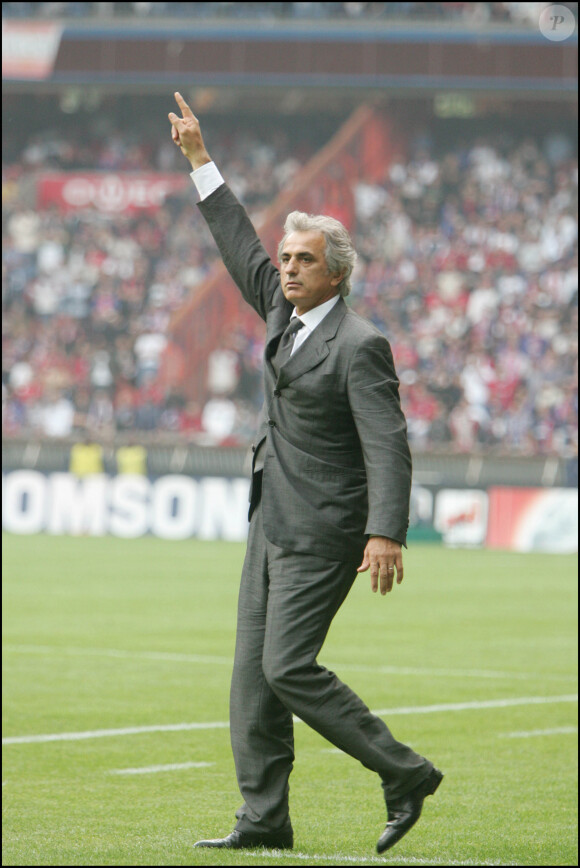 L'entraîneur du PSG Vahid Halilhodzic lors du match PSG/Saint-Etienne au Parc des princes le 30 août 2004.