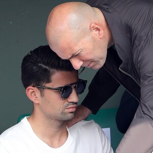 Zinédine Zidane et ses fils Luca et Enzo dans les tribunes des Internationaux de France de Tennis de Roland Garros à Paris, le 10 juin 2018. © Dominique Jacovides - Cyril Moreau/Bestimage