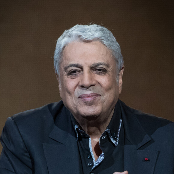 Exclusif - Enrico Macias - Enregistrement de l'émission "La Lettre" au Théâtre du Châtelet à Paris, qui sera diffusée le 1er février sur France 2. Le 23 octobre 2019 Les stars se mettent au service d'anonymes pour honorer des personnes ordinaires au tempérament extraordinaire en les surprenant sur la scène du théâtre du Châtelet et chez eux, dans leur vie de tous les jours, pour les remercier et leur faire vivre des moments d'émotion inoubliables... Nous avons tous autour de nous des héros du quotidien qui se dévouent modestement pour les autres et donnent de leur temps, sans rien attendre en retour. Depuis plusieurs semaines, France 2 a donné l'opportunité aux téléspectateurs d'écrire une lettre adressée à la star préférée d'un de leurs proches méritants. Après avoir reçu de nombreux courriers, chacune des stars va choisir la Lettre qui l'a le plus touchée et rendre hommage à un anonyme en le surprenant, avec la complicité de l'auteur de la lettre, sur la scène du théâtre du Châtelet ou en plein coeur de son intimité. © Cyril Moreau / Bestimage