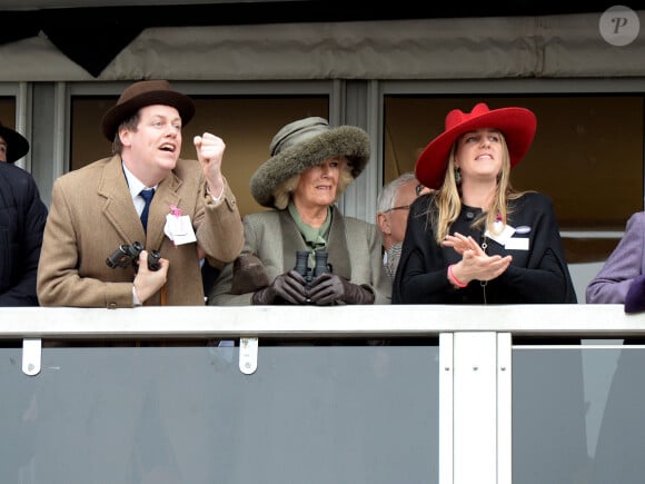 Camilla Parker-Bowles, duchesse de Cornouailles et ses enfants, son fils Tom Parker Bowles et sa fille Laura Lopes au Festival de Cheltenham à l'Hippodrome de Cheltenham, le 11 mars 2015.