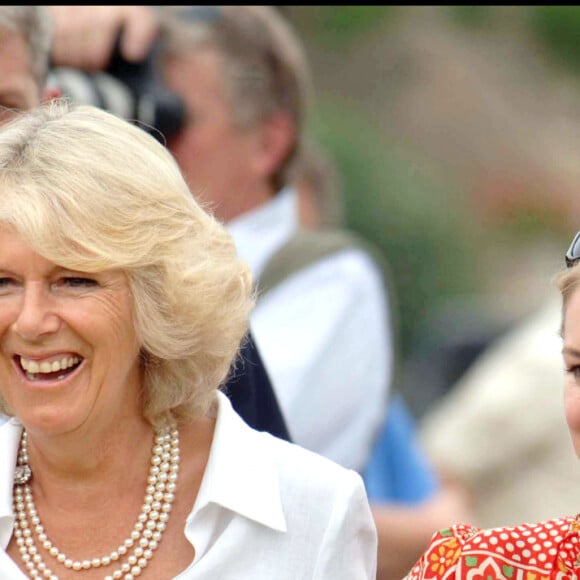 Camilla Parker-Bowles et sa fille Laura au Bowood Dog Show and Country Fair, dans le Wiltshire, en 2006.