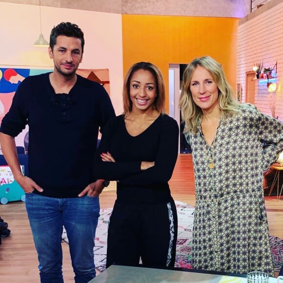 Benjamin Müller, chroniqueur de "La Maison des maternelles" sur France 5, avec Estelle Mossely et Agathe Lecaron. Le 10 octobre 2019.
