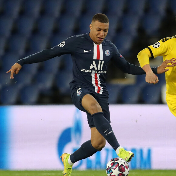 Kylian Mbappé et Lukasz Piszczek lors du 8ème de finale retour du match UEFA Ligue des Champions à huis clos (épidémie de coronavirus COVID-19) opposant le Paris-Saint-Germain (PSG) au BV 09 Borussia Dortmund au Parc des Princes à Paris, France, le 11 mars 2020. Le PSG a gagné 2-0. © UEFA/Bestimage