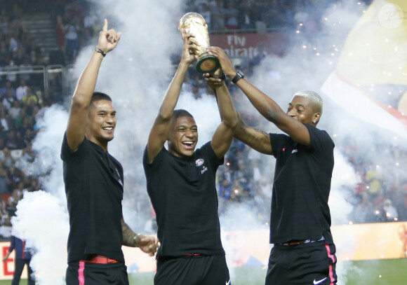 Alphonse Areola, Kylian Mbappé, Presnel Kimpembe - Les champions du monde parisiens présentent la Coupe au Parc des Princes avant le match de football de ligue 1, le Paris Saint-Germain (PSG) contre Le Stade Malherbe Caen Calvados Basse-Normandie à Paris, France, le 12 août 2018. © Marc Ausset-Lacroix/Bestimage