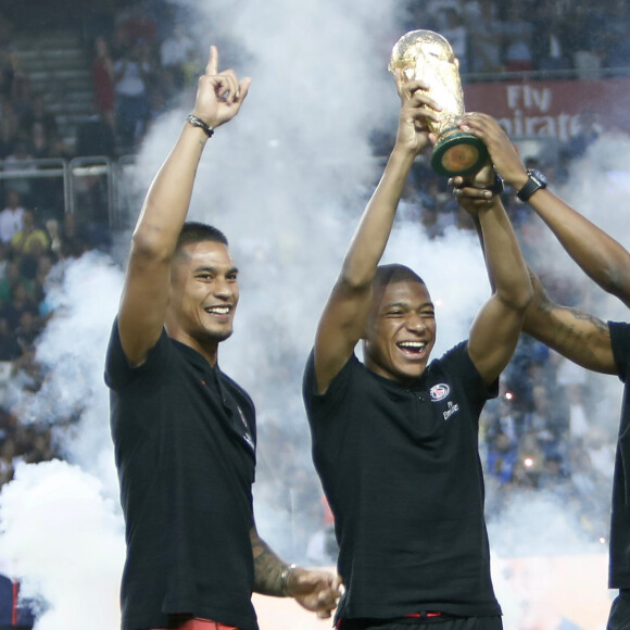 Alphonse Areola, Kylian Mbappé, Presnel Kimpembe - Les champions du monde parisiens présentent la Coupe au Parc des Princes avant le match de football de ligue 1, le Paris Saint-Germain (PSG) contre Le Stade Malherbe Caen Calvados Basse-Normandie à Paris, France, le 12 août 2018. © Marc Ausset-Lacroix/Bestimage