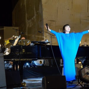 Mireille Mathieu - Concert de Mireille Mathieu au château du Marquis de Sade dans le cadre du festival de Lacoste dans le Vaucluse le 26 juillet 2019. Mireille Mathieu se fait rare sur les scènes françaises. La chanteuse, originaire d'Avignon, a quand même répondu présente pour son ami P. Cardin. C'est la seule date en France de la demoiselle d'Avignon en 2019 qui a fêté ses 73 ans le 22 juillet dernier. Le festival, créé il y a 19 ans par le couturier P. Cardin, âgé de 97 ans, propose quatre spectacles cette année, donnés au château du marquis de Sade. Mireille Mathieu, elle, chantera dans les carrières du château. © Alex Marizy / Bestimage