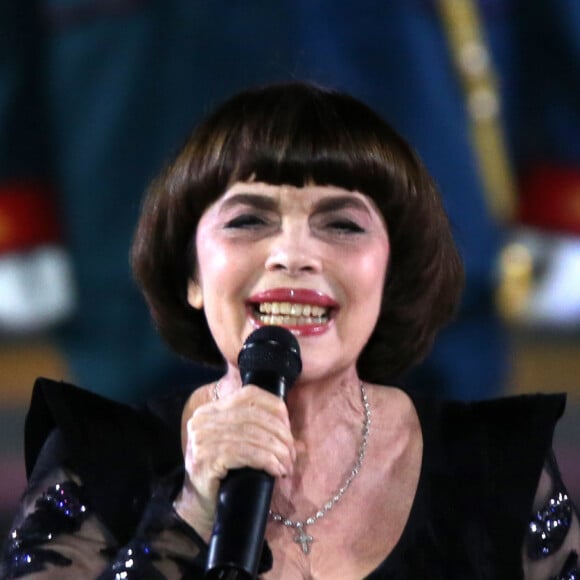 Mireille Mathieu lors de la clôture de la 11ème édition du Festival de musique militaire Spasskaya Bashnya sur la Place Rouge à Moscou, Russie, le 2 septembre 2018.02/09/2018 - Moscou