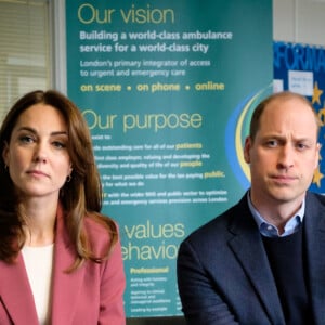 Le prince William a rencontré avec son épouse la duchesse Catherine de Cambridge les personnels de la salle de contrôle du London Ambulance Service 111 à Croydon pour rencontrer le personnel ambulancier et les 111 gestionnaires d'appels qui ont pris les appels NHS 111 du public, à Londres le 19 mars 2020. ©Kensington Palace of the Duke and Duchess of Cambridge via Bestimage