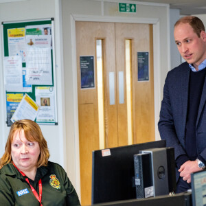 Le prince William a rencontré avec son épouse la duchesse Catherine de Cambridge les personnels de la salle de contrôle du London Ambulance Service 111 à Croydon pour rencontrer le personnel ambulancier et les 111 gestionnaires d'appels qui ont pris les appels NHS 111 du public, à Londres le 19 mars 2020. ©Kensington Palace of the Duke and Duchess of Cambridge via Bestimage