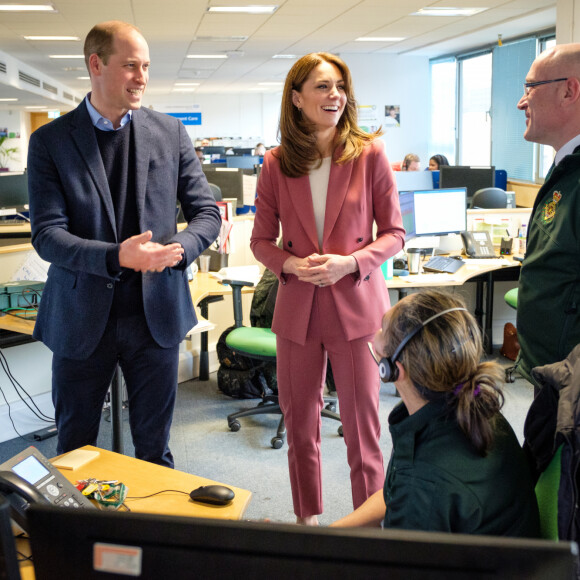 Le prince William a rencontré avec son épouse la duchesse Catherine de Cambridge les personnels de la salle de contrôle du London Ambulance Service 111 à Croydon pour rencontrer le personnel ambulancier et les 111 gestionnaires d'appels qui ont pris les appels NHS 111 du public, à Londres le 19 mars 2020. ©Kensington Palace of the Duke and Duchess of Cambridge via Bestimage