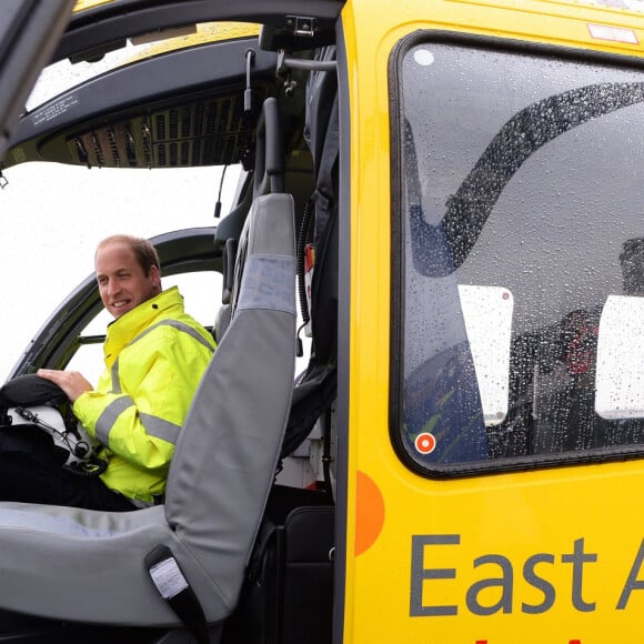 Le prince William lors de son premier jour en tant que pilote d'hélicoptère-ambulance au sein de l'organisme caritatif East Anglian Air Ambulance (EAAA) à l'aéroport de Cambridge, le 13 juillet 2015.