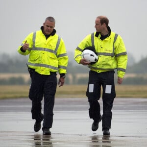 Le prince William lors de son premier jour en tant que pilote d'hélicoptère-ambulance au sein de l'organisme caritatif East Anglian Air Ambulance (EAAA) à l'aéroport de Cambridge, le 13 juillet 2015.