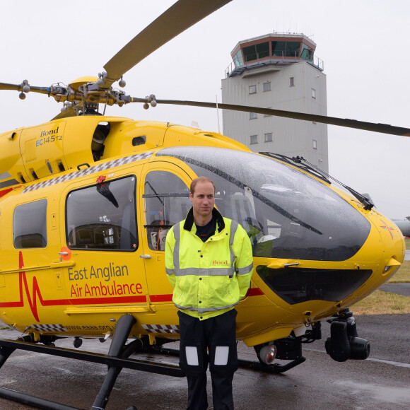 Le prince William lors de son premier jour en tant que pilote d'hélicoptère-ambulance au sein de l'organisme caritatif East Anglian Air Ambulance (EAAA) à l'aéroport de Cambridge, le 13 juillet 2015.