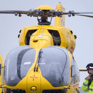 Le prince William lors de son premier jour en tant que pilote d'hélicoptère-ambulance au sein de l'organisme caritatif East Anglian Air Ambulance (EAAA) à l'aéroport de Cambridge, le 13 juillet 2015.