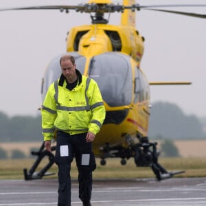 Le prince William lors de son premier jour en tant que pilote d'hélicoptère-ambulance au sein de l'organisme caritatif East Anglian Air Ambulance (EAAA) à l'aéroport de Cambridge, le 13 juillet 2015.