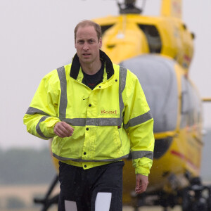 Le prince William lors de son premier jour en tant que pilote d'hélicoptère-ambulance au sein de l'organisme caritatif East Anglian Air Ambulance (EAAA) à l'aéroport de Cambridge, le 13 juillet 2015.