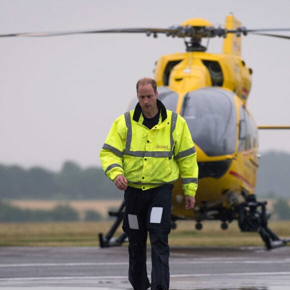 Le prince William lors de son premier jour en tant que pilote d'hélicoptère-ambulance au sein de l'organisme caritatif East Anglian Air Ambulance (EAAA) à l'aéroport de Cambridge, le 13 juillet 2015.