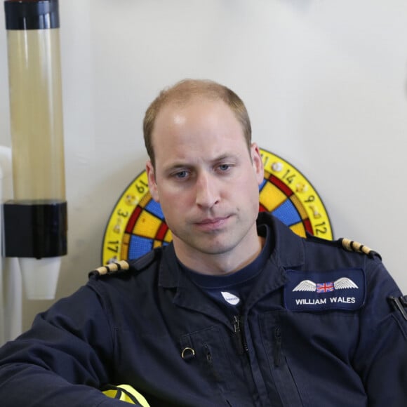 Le prince William lors de son dernier vol en hélicoptère pour l'East Anglian Air Ambulance à l'aéroport Marshall près de Cambridge, le 27 juillet 2017.