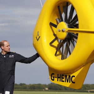 Le prince William lors de son dernier vol en hélicoptère pour l'East Anglian Air Ambulance à l'aéroport Marshall près de Cambridge, le 27 juillet 2017.