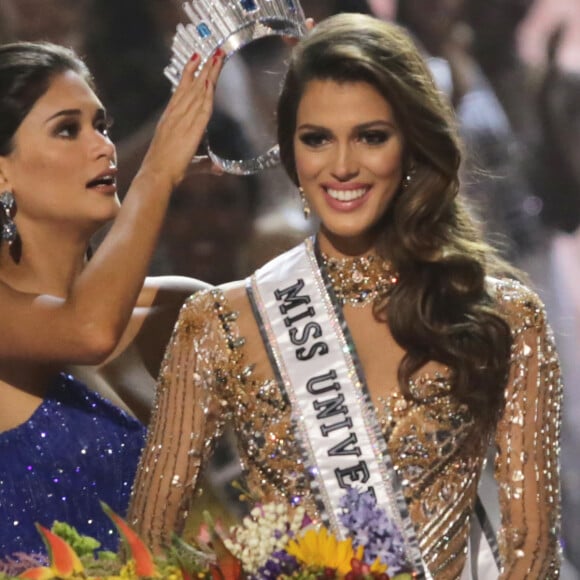 Iris Mittenaere et Pia Wurtzbach, Miss Univers 2015 - La Française Iris Mittenaere couronnée Miss Univers. Choisie face à ses 85 concurrentes, la Française Iris Mittenaere a été élue lundi 30 janvier Miss Univers lors d'un concours télévisé organisé à Manille, aux Philippines le 30 janvier 2017. © Linus Guardian Escandor Ii via ZUMA Wire / Bestimage