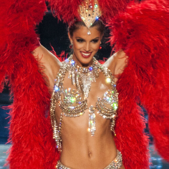 Iris Mittenaere (Miss France 2016) dans un costume ultra sexy de danseuse du Moulin Rouge lors de l'élection de Miss Univers 2017 à la salle omnisports Mall of Asia Arena à Pasay, Chili, le 26 janvier 2017.