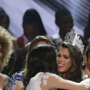 La Française Iris Mittenaere couronnée Miss Univers. Choisie face à ses 85 concurrentes, la Française Iris Mittenaere a été élue lundi 30 janvier Miss Univers lors d'un concours télévisé organisé à Manille, aux Philippines le 30 janvier 2017. © Linus Guardian Escandor Ii via ZUMA Wire / Bestimage