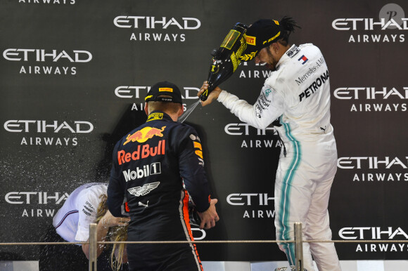 Lewis Hamilton remporte sa 11ème victoire de la saison en triomphant au Grand Prix de Formule 1 d'Abu Dhabi, le 1er décembre 2019. Il devance M. Verstappen (Red Bull) et C. Leclerc (Ferrari).