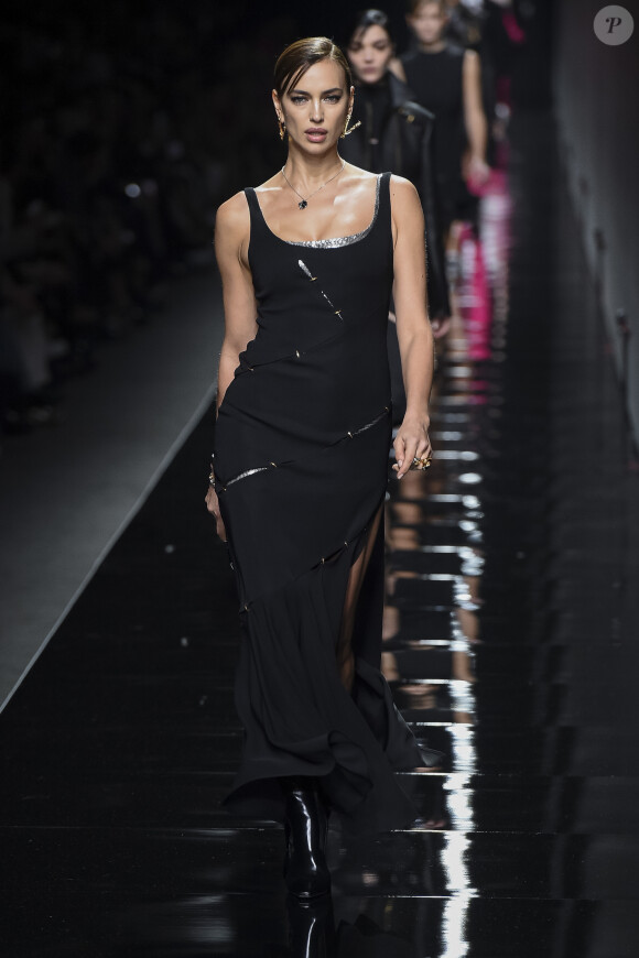 Irina Shayk - Défilé de mode PAP automne-hiver 2020 "Versace" à Milan. Le 21 février 2020.