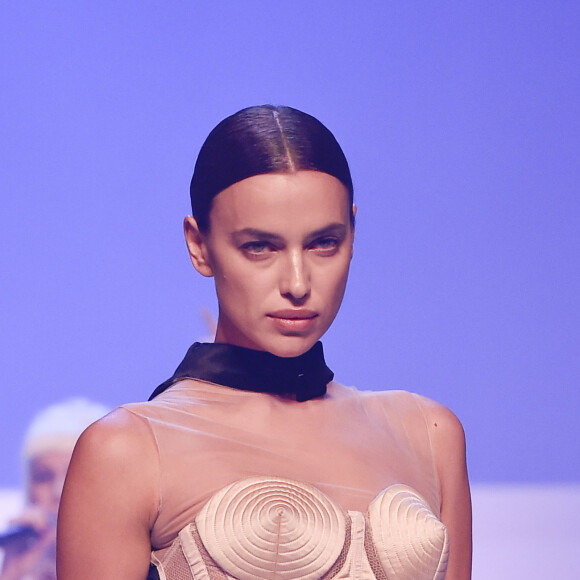 Irina Shayk - Défilé de mode Haute-Couture printemps-été 2020 "Jean Paul Gaultier" à Paris. Le 22 janvier 2020.