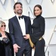 Bradley Cooper entre sa mère Gloria Campano et sa compagne Irina Shayk lors du photocall des arrivées de la 91ème cérémonie des Oscars 2019 au théâtre Dolby à Hollywood, Los Angeles, Californie, Etats-Unis, le 24 février 2019.