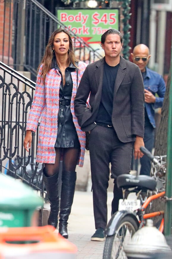 Exclusif - Vito Schnabel et sa compagne Madalina Diana Ghene se promènent dans la rue à New York, avant de se séparer Vito embrasse sa compagne. New York, le 18 avril 2019.