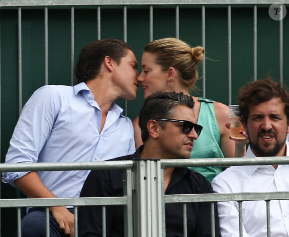 Exclusive  - Amber Heard et son compagnon Vito Schnabel officialisent leur histoire d'amour avec un tendre baiser dans les tribunes de Wimbledon à Londres, le 7 juillet 2018.