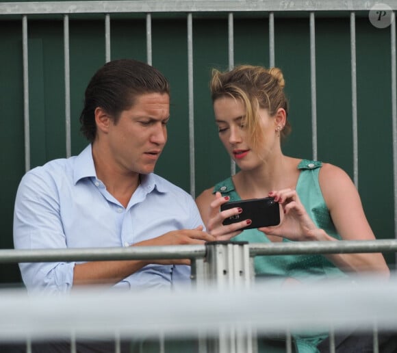 Exclusive - Prix spécial - No web - No blog - Amber Heard et son compagnon Vito Schnabel officialisent leur histoire d'amour avec un tendre baiser dans les tribunes de Wimbledon à Londres, le 7 juillet 2018  For germany call for price Exclusive - It's official! Amber Heard and Vito Schnabel share their first public kiss as the couple attend day seven of the Wimbledon Tennis Championships at the All England Lawn Tennis and Croquet Club in London, England. The pair looked very comfortable with each other, with Amber taking selfies and occasionally putting her arm around Vito's shoulder. 7th july 201807/07/2018 - Londres