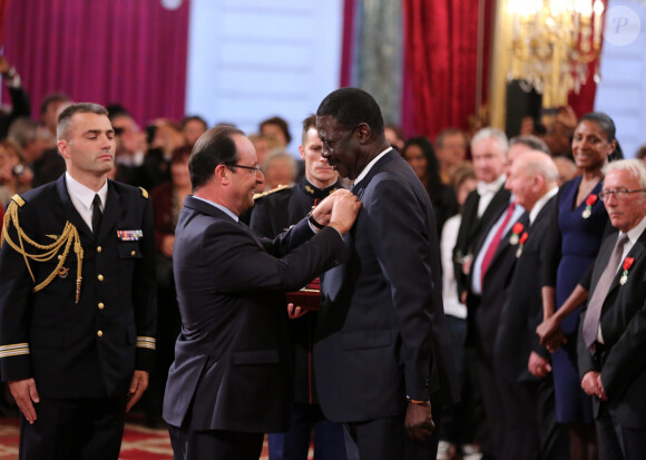 Francois Hollande et Pape Diouf - Remise de decorations a des personnalites sportives au Palais de l'Elysee par le President de la Republique.
