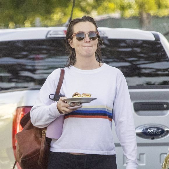 Exclusif - Leighton Meester et son mari Adam Brody se promènent à Los Angeles, le 28 janvier 2020.