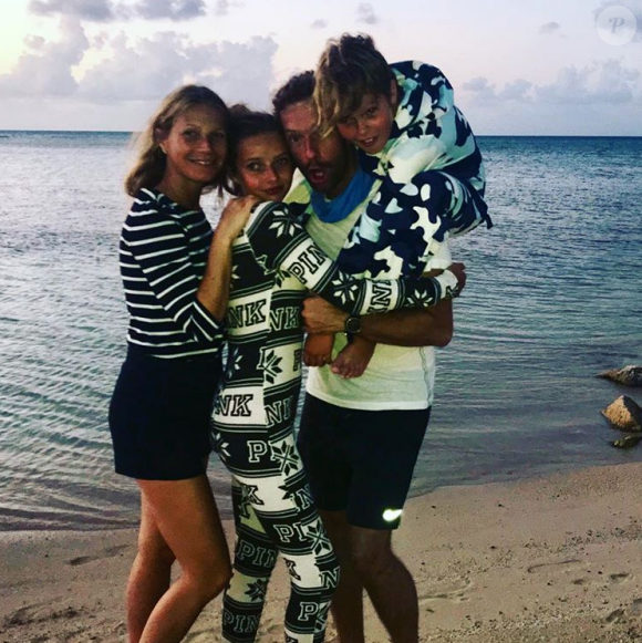 Gwyneth Paltrow, Chris Martin et leurs enfants Apple et Moses. Photo publiée le 2 mars 2018 pour l'anniversaire du leader de Coldplay.